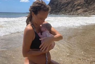 Mulher dando à luz no oceano viraliza na internet