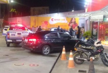 Mulher é morta a tiros pelo namorado em posto de gasolina