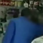 Bandido beija e abraça mulher durante assalto
