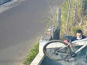 Câmeras de segurança flagra homem roubando bicicleta no interior do Piauí