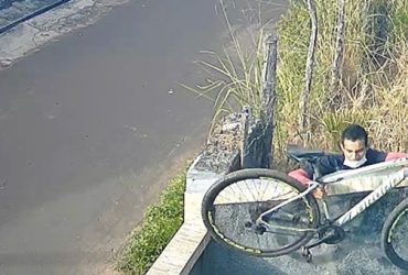 Câmeras de segurança flagra homem roubando bicicleta no interior do Piauí