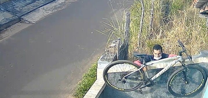 Câmeras de segurança flagra homem roubando bicicleta no interior do Piauí