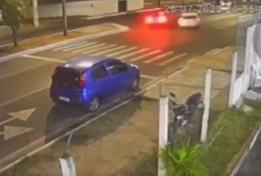 Câmeras de vigilância registram acidente envolvendo carro de luxo em Teresina