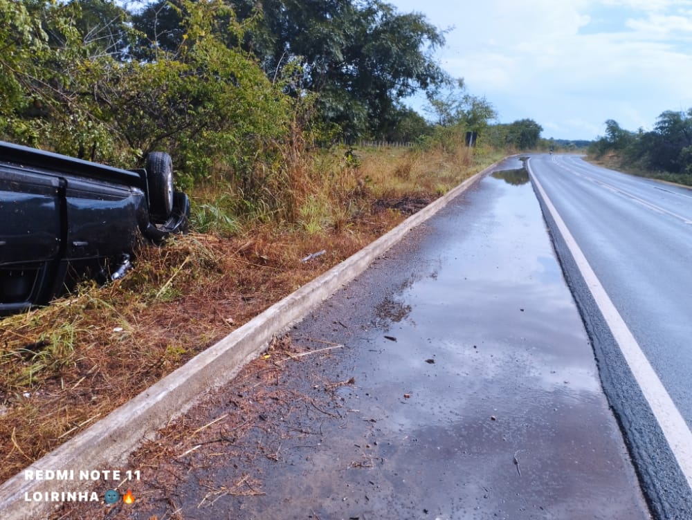 Carro capota em grave acidente na BR-343 entre Campo Maior e Altos - 1