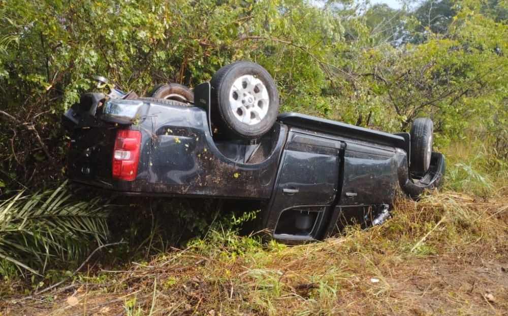 Carro capota em grave acidente na BR-343 entre Campo Maior e Altos