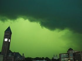 Céu de cor verde deixa moradores dos Estados Unidos assustados