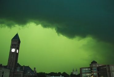Céu de cor verde deixa moradores dos Estados Unidos assustados
