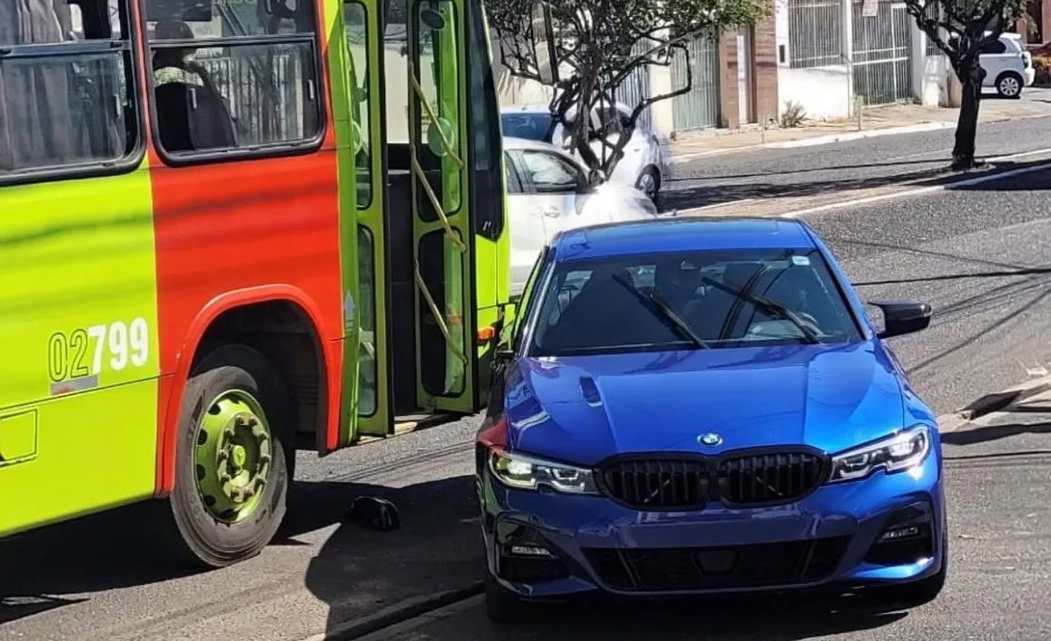 Ônibus coletivo se envolve em acidente com BMW em Teresina