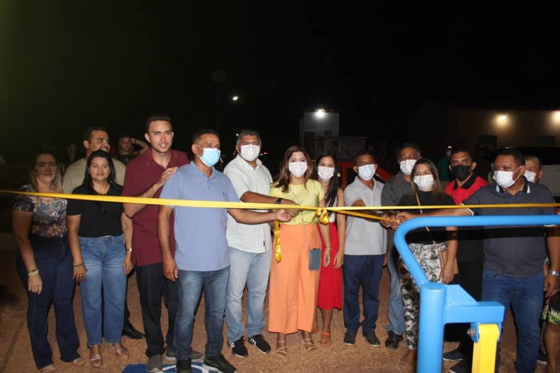 Prefeito Zé Henrique inaugura obras no povoado Pereiros