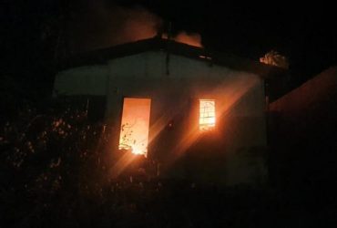 Casa de idosa pega fogo e corpo de bombeiros é acionado no interior do Piauí