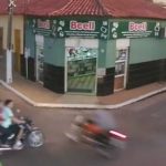 Motociclista fura sinal vermelho e quase atropela casal no interior do Piauí