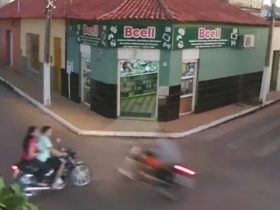 Motociclista fura sinal vermelho e quase atropela casal no interior do Piauí