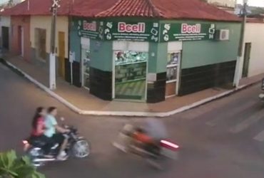 Motociclista fura sinal vermelho e quase atropela casal no interior do Piauí