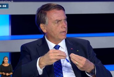 Bolsonaro diz que não houve atraso na vacinação contra covid-19