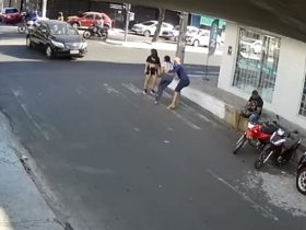 Carro quase atropela três jovens avenida movimentada de Teresina