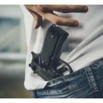 Desatento e com arma na cintura, homem atira sem querer no próprio pênis