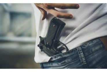 Desatento e com arma na cintura, homem atira sem querer no próprio pênis