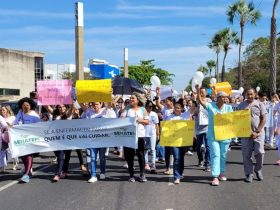 Em Teresina, profissionais da enfermagem fazem protesto contra a suspensão do piso salarial