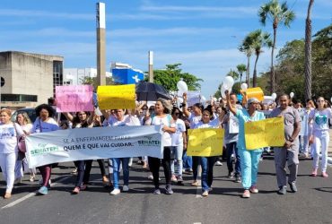 Em Teresina, profissionais da enfermagem fazem protesto contra a suspensão do piso salarial