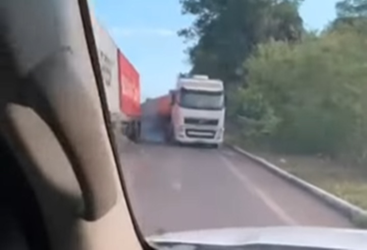 Vídeo: Homem grava acidente dirigindo e quase é atingido por caminhão