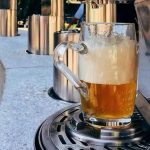 Cidade instala primeira fonte com cerveja grátis do mundo