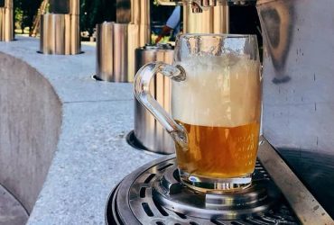 Cidade instala primeira fonte com cerveja grátis do mundo