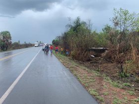 Durante chuva condutor perde controle de veículo e capota na BR-343