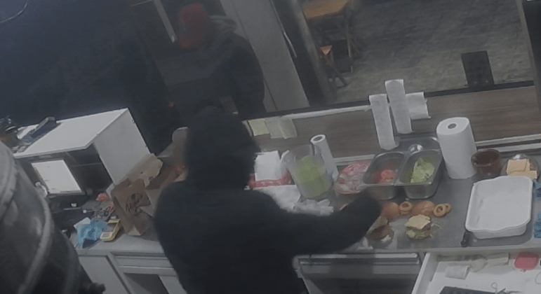Homem assalta hamburgueria em São Paulo e prepara lanches antes de fugir com o dinheiro-min