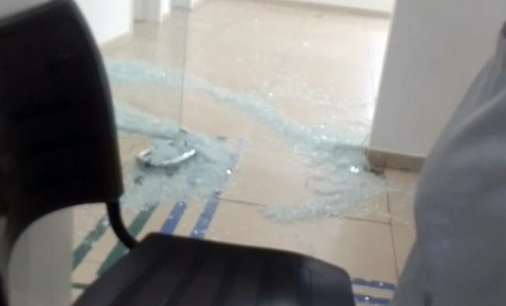 Homem invade e agride recepcionista de hospital no Piauí
