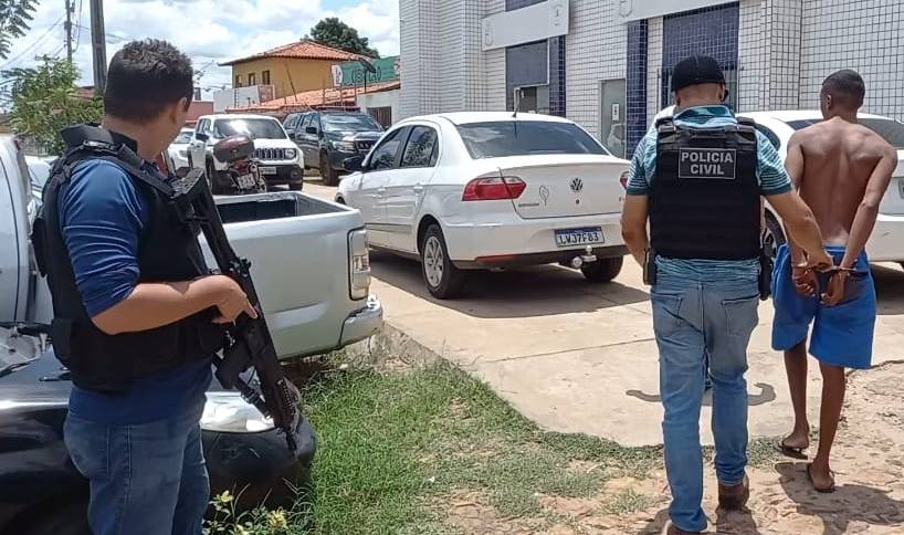 Jovem é preso portando Maconha, Crack, Cocaína, Munições e Dinheiro