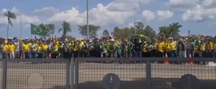 Apoiadores de Bolsonaro protestam contra diplomação de Lula
