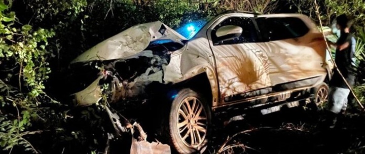 Motorista perde controle de carro e colide contra carnaúba no Piauí