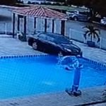 Vídeo: Carro invade clube com piscina e quase atropelada crianças no interior do Piauí