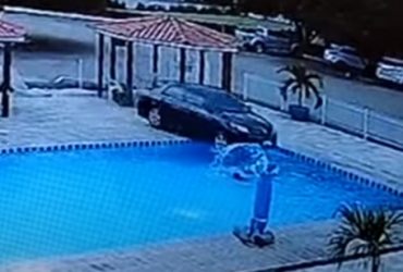 Vídeo: Carro invade clube com piscina e quase atropelada crianças no interior do Piauí