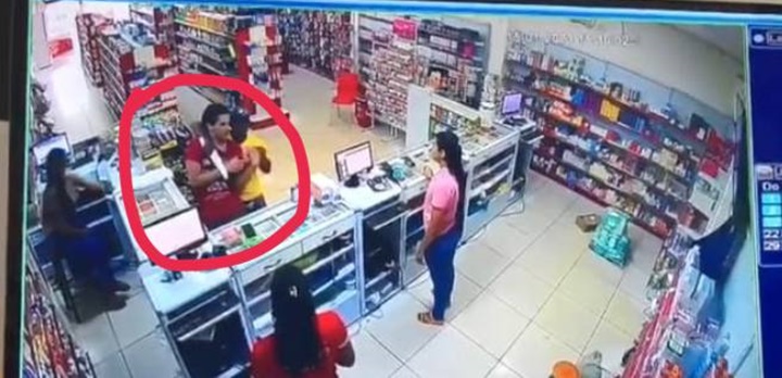 Bandido coloca facão no pescoço de cliente durante assalto a farmácia no Piauí