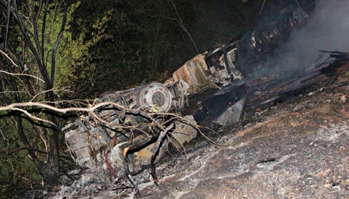 Caminhão com carga de madeira tomba e incendeia na BR-407 em cidade do Piauí
