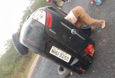 Motorista perde controle do carro, capota e deixa três pessoas feridas no interior do Piauí