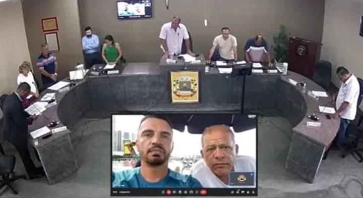 Vereadores votam por chamada de vídeo para reajuste de salários durante lazer na praia