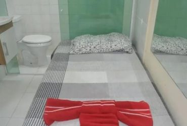 Anúncio de aluguel viraliza após adicionarem uma cama em um banheiro e anunciarem como "minissuite"