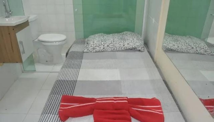 Anúncio de aluguel viraliza após adicionarem uma cama em um banheiro e anunciarem como "minissuite"