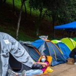 Fãs do grupo RBD sofrem ao acampar para comprar ingressos dos shows
