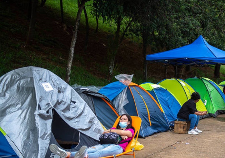 Fãs do grupo RBD sofrem ao acampar para comprar ingressos dos shows