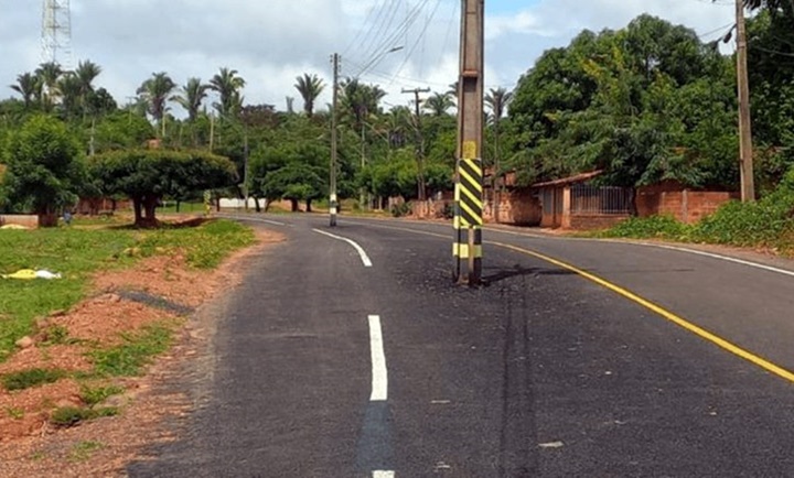 População fica revoltada após terem estrada asfaltada com postes no meio da pista no Piauí