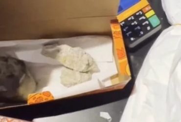 Após homem fazer Pix falso lanchonete envia pedra em lugar de pão
