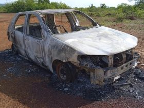 Veículo encontrado totalmente queimado