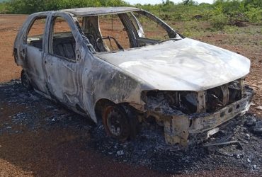 Veículo encontrado totalmente queimado