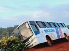 Ônibus com trabalhadores quase tomba dentro de açude no norte do Piauí