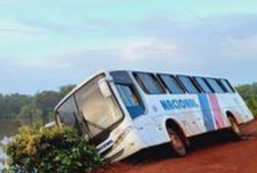 Ônibus com trabalhadores quase tomba dentro de açude no norte do Piauí