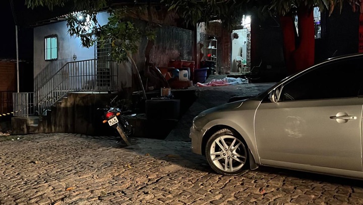 Bandidos sacam arma de dentro do carro e matam homem na porta de casa em Teresina