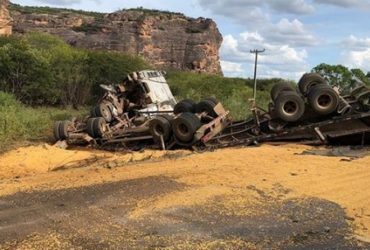 Grave acidente entre carreta e ônibus da Transpiauí deixa vários feridos no Piauí